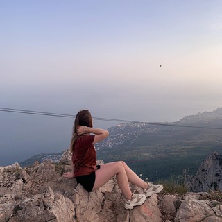 Логотип @mrsclnstt - женское государство