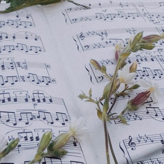 Логотип @musicologistwithlove - от музыковеда, с любовью💛