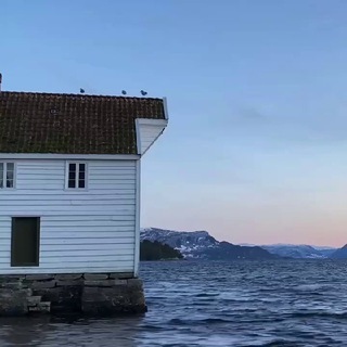 Логотип @mycozyyhome - домик у озера.