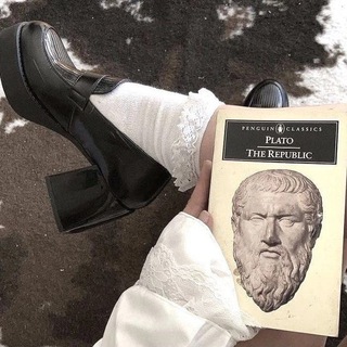 Логотип @mydarkacadem - моя тёмная академия.