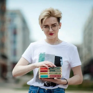 Логотип @nadinakniga - • В гостях у Нади •