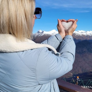 Логотип @nadinvesti - Nadine.travel