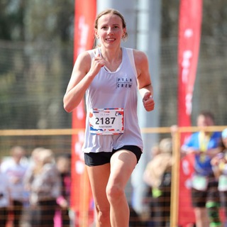 Логотип @nastinbeg - От роддома до марафона / путь Анастасии Лукиной