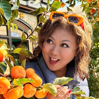 Логотип @nataliaten_vvch - Наталья Тен с вилкой в чемодане