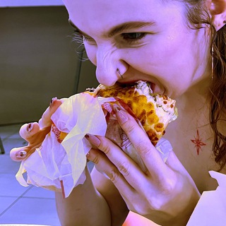 Логотип @ne_hudeyu - если хилый сразу в гроб