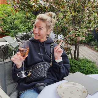 Логотип @needmorechampagne - need more champagne