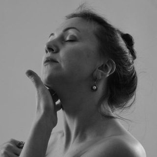 Логотип @nejnaya_yoga - Снежана Безуглая | Верю в тело