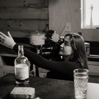 Логотип @nelly_safina - a lady behind the lens