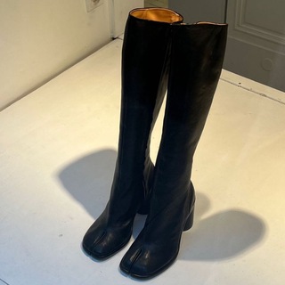 Логотип @nemondy - я не модный