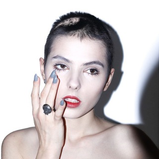 Логотип @neneboga - небога от бога