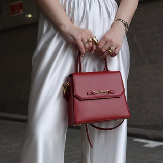 Логотип @noraashotovna_shopping - Теория большого шоппинга🛍