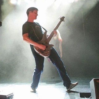 Логотип @nuiiamusic - лёша мьюзик пати 🎸