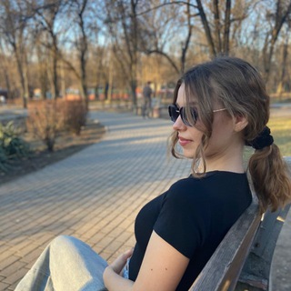 Логотип @nutrikarinagatsenko - kariWellness