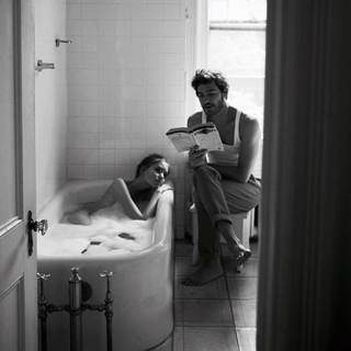 Логотип @objectification - Красивые мужики читают книжки