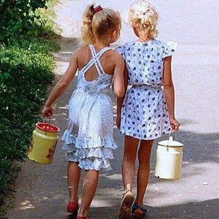 Логотип @odetstveidetyah - За молоком с бидоном | Детство