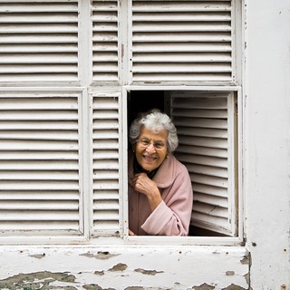 Логотип @okno_v_evropu_z - Бабушка Европа