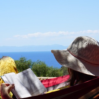 Логотип @olyabooks - Оля і її бібліотека