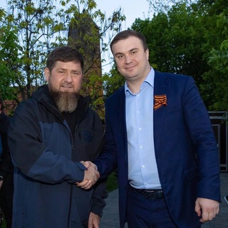 Логотип @omskpolit - Кому жмет руку Хоценко