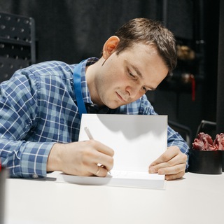 Логотип @one_day_one_story - Заметки собирателя историй 🔥 Артём Мушин-Македонский