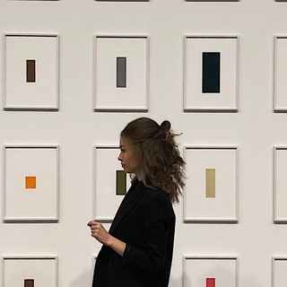 Логотип @onsuit_spb - петербурженка на костюме