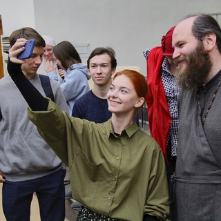 Логотип @pavelostrovskischool - Священник и молодежь