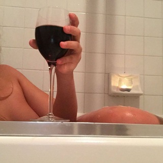 Логотип @pechenka_poyasnyaet - бухнём?🍷