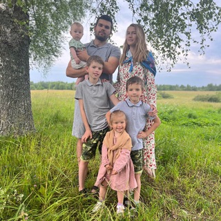 Логотип @perovs_family - Жизнь Перовых в русской глубинке