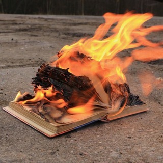 Логотип @photobookworm - Фотокнижный червь