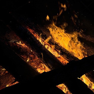 Логотип @photographcute - тень огня, что