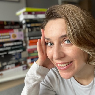 Логотип @pleasures_no_guilty - Заведующая книжным