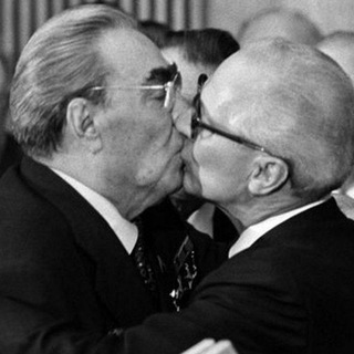 Логотип @poceluybrezhneva - Поцелуй Брежнева