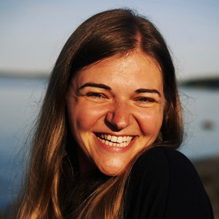 Логотип @podrugomu - Время праздновать с Анной Черных ✨