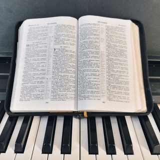 Логотип @poembibliyu - Поём Библию🎹 (канал)