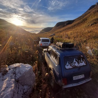 Логотип @pohod_v_sochi - от МАШИНЫ до ВЕРШИНЫ