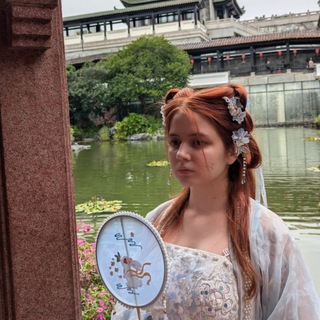 Логотип @polyacringe - поля с полями