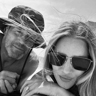 Логотип @pomnuiy - помню