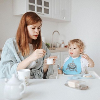 Логотип @prikorm_za_kadrom - Мама, я кушаю!