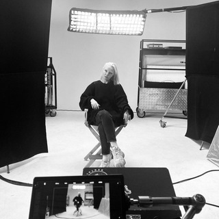 Логотип @productioninlove_chat - продакшн в лесах