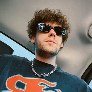 Логотип @qewsir - чатик 🤓