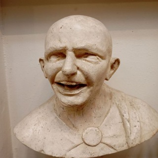 Логотип @qurbatov - Qurbatov делится