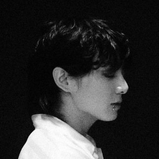 Логотип @qzwoiu - мелома́н.