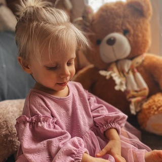 Логотип @razvivashki_zlata - Развивашки со Златой