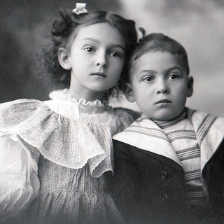 Логотип @readoldalbum - Листая старый альбом