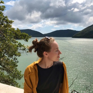 Логотип @readwithnastia - Что читаешь, Насть?