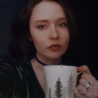 Логотип @redlipswolfeyes - red lips wolf eyes