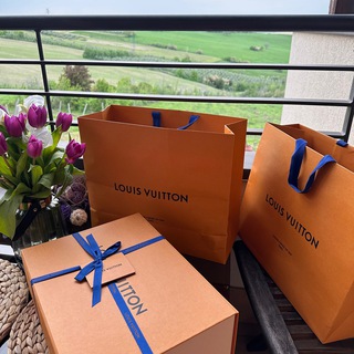 Логотип @rimishop - Ваш персональный Байер в Европе. Брендовая одежда, обувь, аксессуары