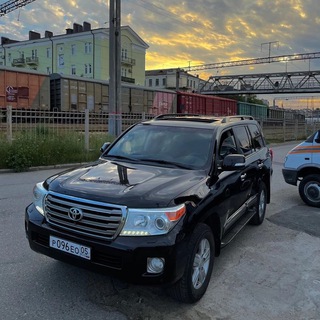 Логотип @rrknewera - Rich Russian Kids New Era