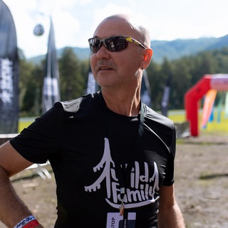 Логотип @runningclub - Лысый из Вайлдов