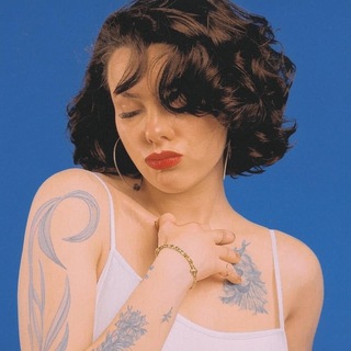 Логотип @runtobuy - Бегущая за трендами