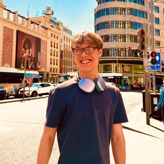 Логотип @saashapopovvv - сааша тут ✌🏻